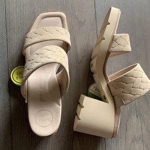 Cream leather sandal.  US 7.5